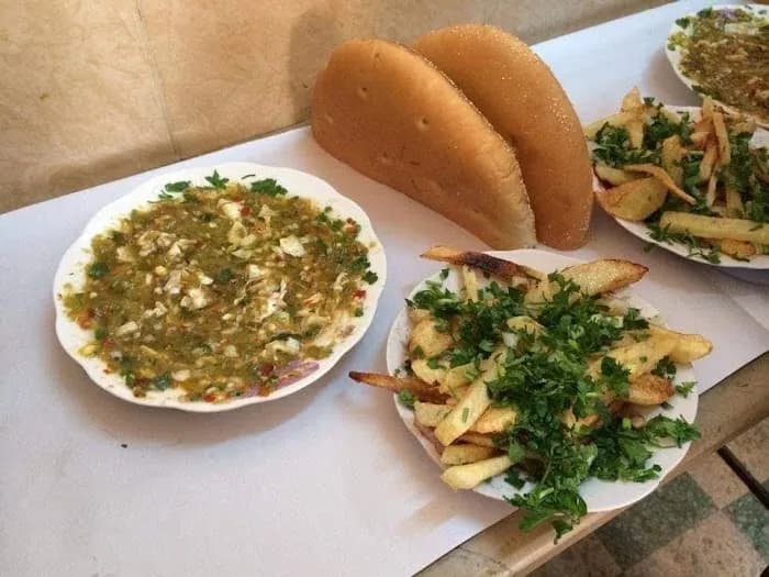 Assiette de kafteji aux légumes frits et œuf