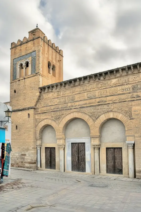 Façade sculptée de la Mosquée des Trois Portes