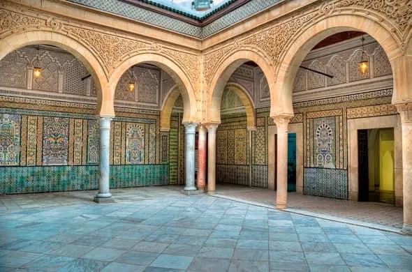 Cour ornée de faïences de la zaouïa de Sidi Sahbi