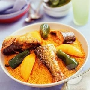 Couscous au poisson de Monastir servi dans une assiette traditionnelle