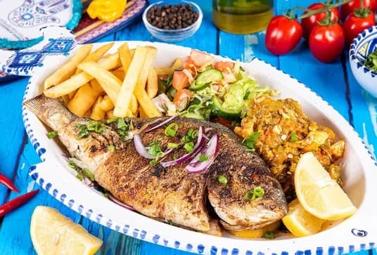 Poissons grillés du jour servis avec citron